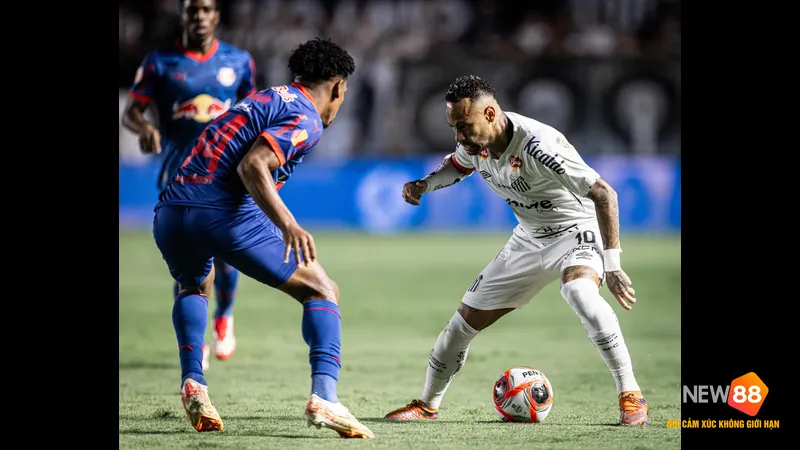 Cầu thủ Bragantino với bóng trước cầu thủ Santos đang phòng ngự kỹ lưỡng