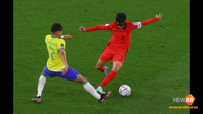 Cầu thủ Hàn Quốc dùng kỹ thuật đi bóng qua cầu thủ Brazil trong trận đấu bóng đá