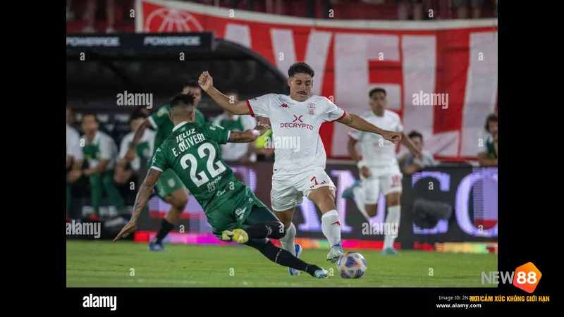Cầu thủ Huracan vượt qua hậu vệ Banfield bằng kỹ thuật đi bóng tinh tế.